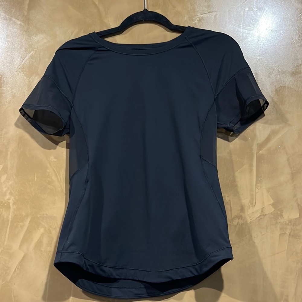 Lululemon Sz ? 8/10 short sleeve top Black
